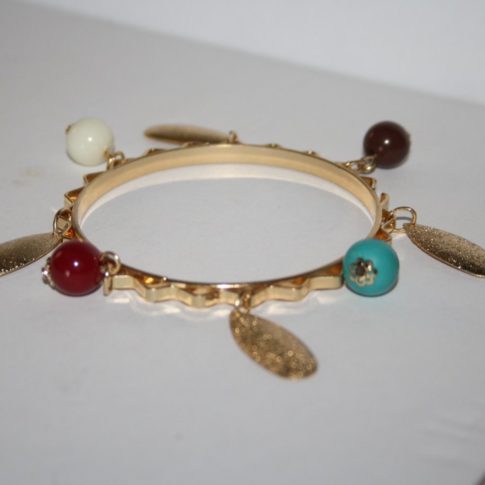 Beautiful gold tone charm bracelet 7"